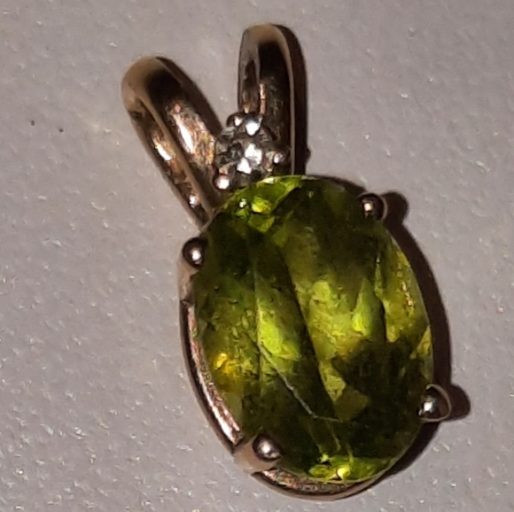 GENUINE 10K YELLOW GOLD AUTHENTIC 💚 PERIDOT AUG BIRTHSTONE & DIAMOND 💎 PENDANT - Picture 1 of 10